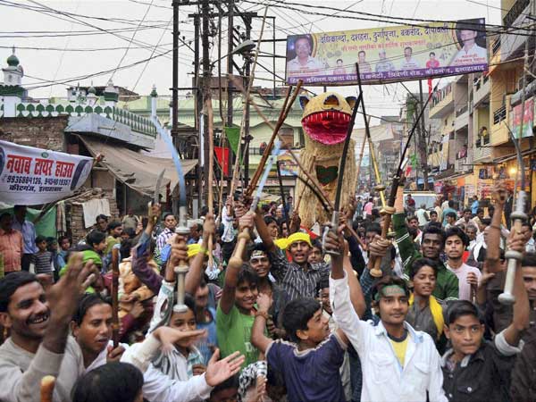 జంతువులను ఊరేగింపుల్లో వాడడం హింస క్రిందకు వస్తుంది.