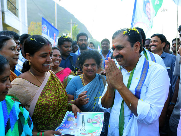 నువ్వానేనా అన్నట్టు సాగుతున్న రాజకీయం..! లోకేష్ ఆర్కె మద్య ఉత్కంఠ పోటీ..!!