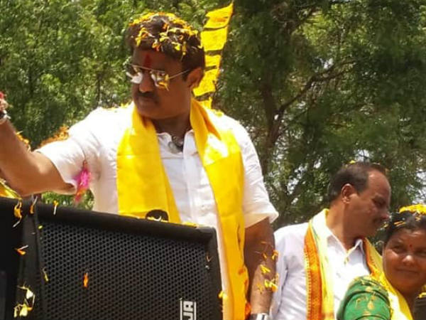 మొదటి నుండీ వివాదాలే..! కాని రాజకీయాల్లో ఉన్నప్పుడు సంయమనం ఉండాలంటున్న నేతలు..!!