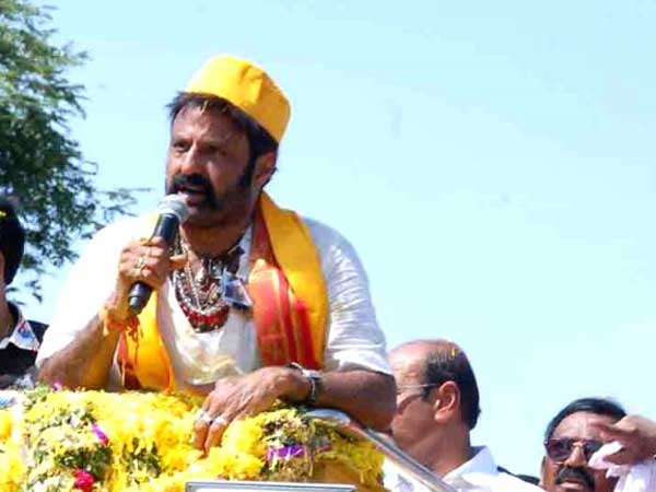 వీడియో గ్రాఫర్ ను కొట్టి వివాదం , మొన్న సొంత పార్టీ కార్యకర్తనే తిట్టిన బాలయ్య