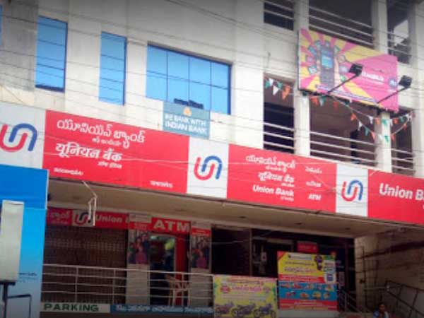 robbery happened at nationalized bank at Narasarao peta in Guntur district robbery happened at nationalized bank at Narasarao peta in Guntur district