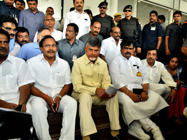 ఇసి కార్యాలయం ఎదుట చంద్రబాబు ధర్నా..