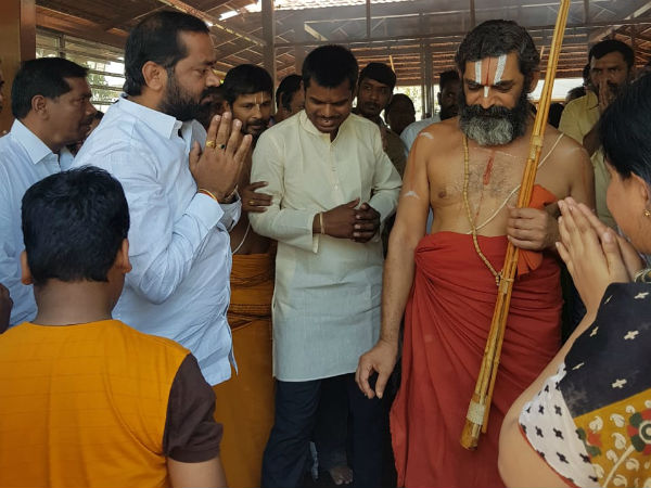 త్రిదండి చిన్నజీయార్ స్వామిని కలసిన వీఆర్ఓల సంఘం నేతలు
