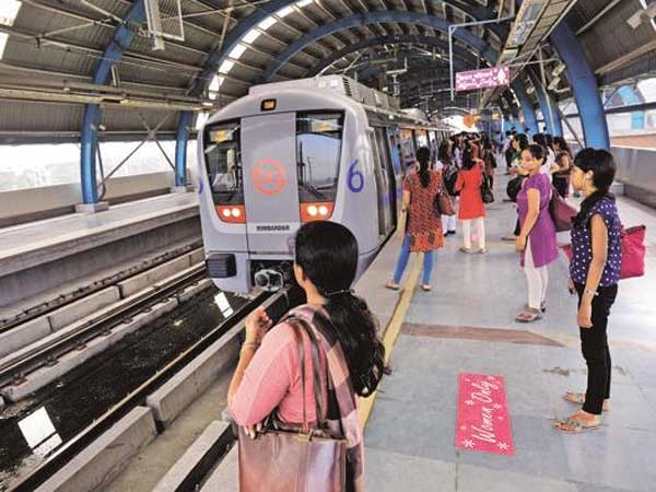 Delhi Woman dragged on platform by metro train after her saree got stuck in the doors Delhi Woman dragged on platform by metro train after her saree got stuck in the doors
