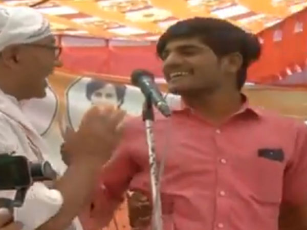 Bhopal youth praises PM Modi before Digvijaya Singh gets pushed off stage Bhopal youth praises PM Modi before Digvijaya Singh gets pushed off stage