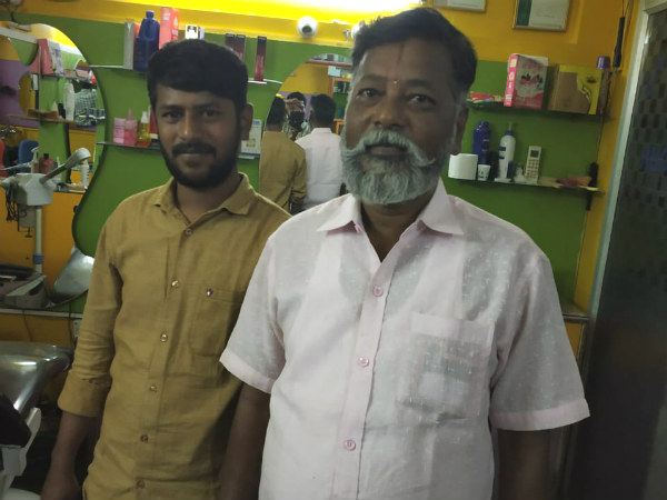 Lok Sabha Elections 2019 : Free haircut and shaving by Bengaluru barber Srinivas and his sons. Lok Sabha Elections 2019 : Free haircut and shaving by Bengaluru barber Srinivas and his sons.
