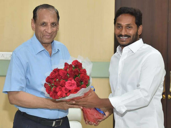 ఆధారాలను మాయం చేస్తున్నారు..