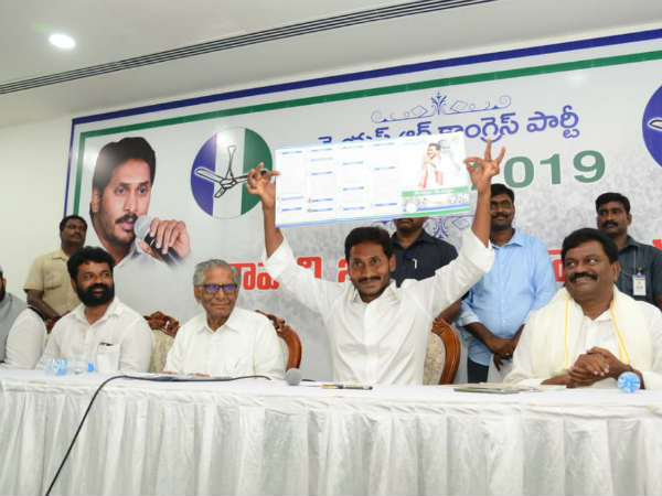 యూనివర్సల్ హెల్త్ కార్డులు..