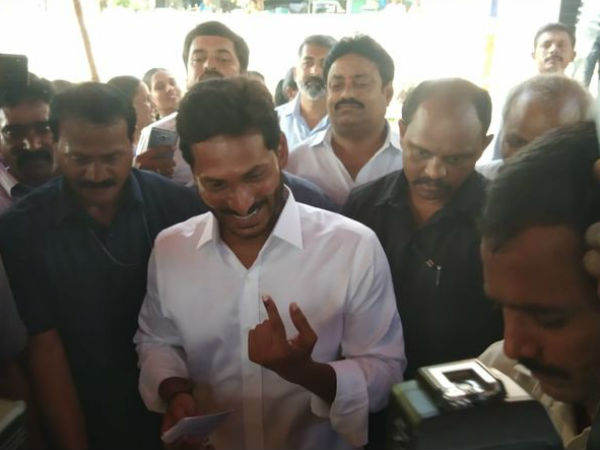 సతీమణి భారతితో కలిసి పులివెందులలో ఓటేసిన వైసీపీ అధినేత జగన్