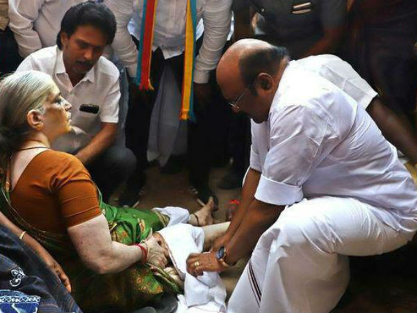 In Chennai Campaign Minister (Tamil Nadu) Jayakumar made the First aid to the Old Woman in the accident. In Chennai Campaign Minister (Tamil Nadu) Jayakumar made the First aid to the Old Woman in the accident.