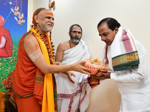 kcr met Swaroopanandedra sandaswamy kcr met Swaroopanandedra sandaswamy