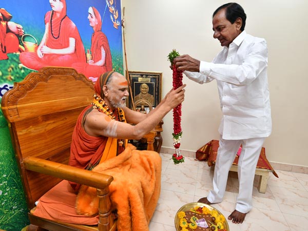 kcr met Swaroopanandedra sandaswamy kcr met Swaroopanandedra sandaswamy