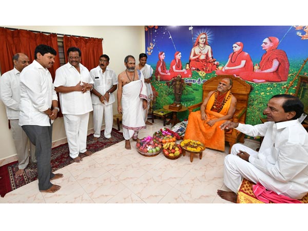 kcr met Swaroopanandedra sandaswamy kcr met Swaroopanandedra sandaswamy