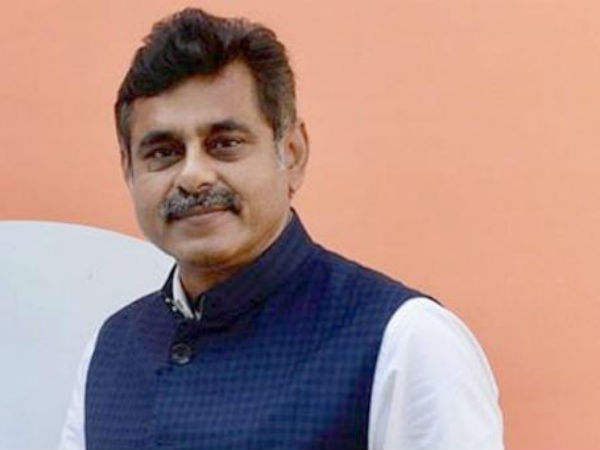 చేవెళ్ల ఎంపీ అభ్యర్థి నోట్ల పంపిణీ..! పట్టుకున్న పోలీసులు..!!
