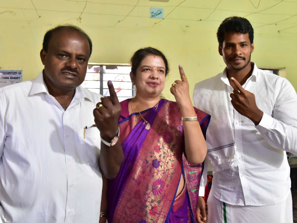Karnataka CM HD Kumaraswamy cast their vote in Bangalore rural constituency Karnataka CM HD Kumaraswamy cast their vote in Bangalore rural constituency