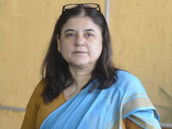 నగదు, వజ్రాల రూపంలో లంచాలు