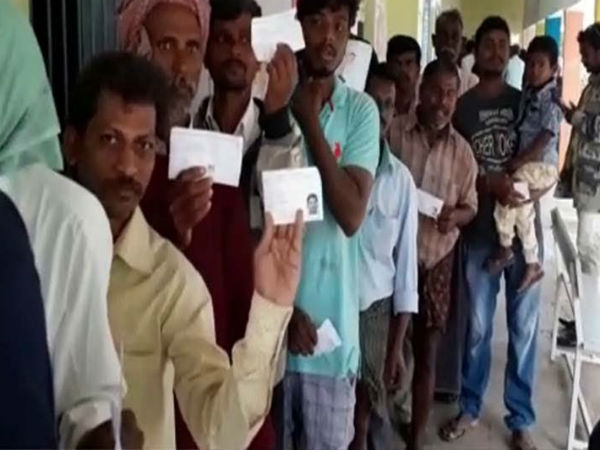 ఈ ఎన్నికల్లో వలస ఓటర్లపై ఆసక్తి చూపని నేతలు .. ఓటు కోసం వస్తారో రారో తెలీని గ్రామస్తులు