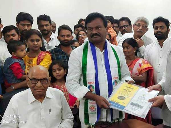 YSRCP and TDP Leaders Janga Krishnamurthy, Ashok Babu taking oath as MLCs YSRCP and TDP Leaders Janga Krishnamurthy, Ashok Babu taking oath as MLCs