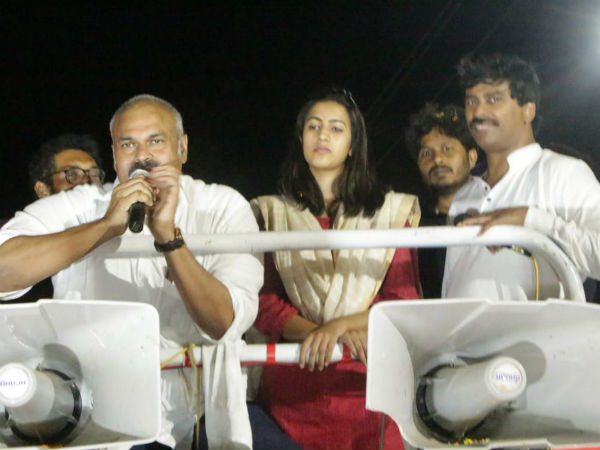 Niharika campaigns for her father Nagabau .. Niharika campaigns for her father Nagabau ..