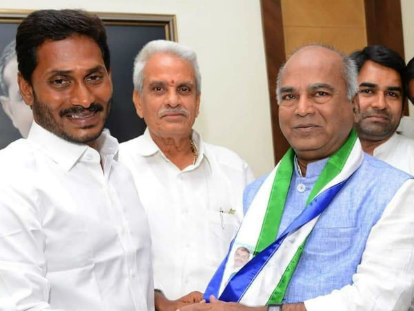 కాంగ్రెస్ నుంచి వైఎస్ఆర్ కాంగ్రెస్ కు..