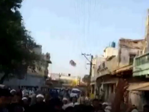 నోట్ల కోసం ఎగబడ్డ కార్యకర్తలు