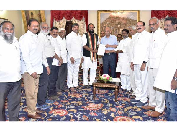మంత్రిని బర్తరఫ్ చేయాల్సిందే..!