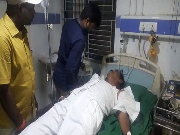 Puttaparthi TDP candidate Palle Raghunath reddy collapsed before late wifes grave Puttaparthi TDP candidate Palle Raghunath reddy collapsed before late wifes grave