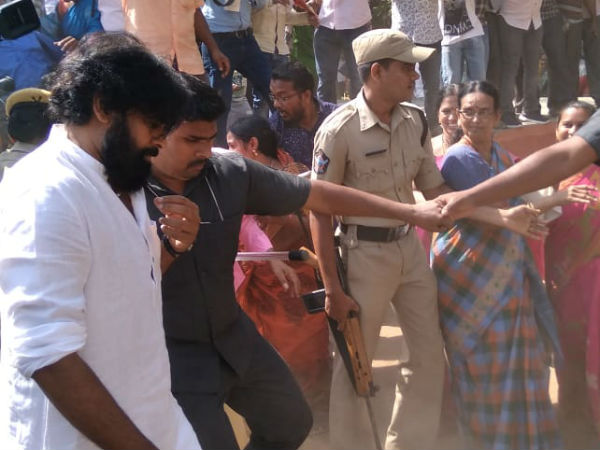 విజయవాడ పటమటలో ఓటుహక్కు వినియోగించుకున్న జనసేనాని పవన్ కళ్యాణ్