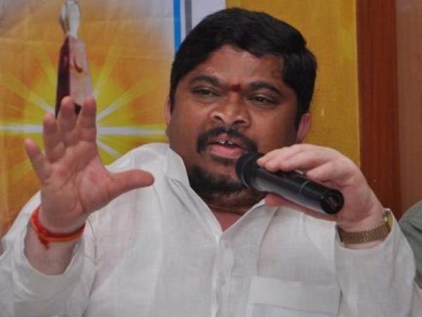 త్రిసభ్య కమిటీ తప్పులు జరిగినట్టు నివేదిక ఇచ్చినా చర్యలు శూన్యం అని పొన్నం ఫైర్