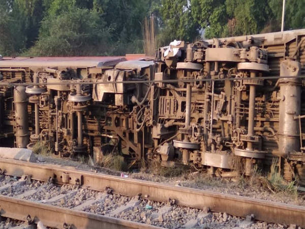 Howrah-New Delhi Poorva Express derails in Kanpur,several injured Howrah-New Delhi Poorva Express derails in Kanpur,several injured