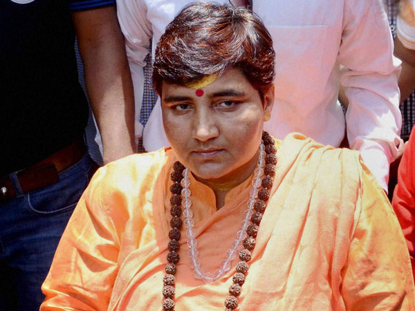 ఐపిఏస్ అధికారి హెమంత్ కర్కరే పై వివాదస్పద వ్యాఖ్యలు
