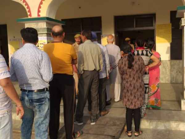 పోలీంగ్ క్యూలోనే నిలబడి మరో 5గురు మృతి