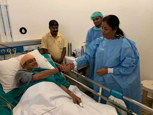 శశిథరూర్కు నిర్మలా సీతారామన్ పరామర్శ