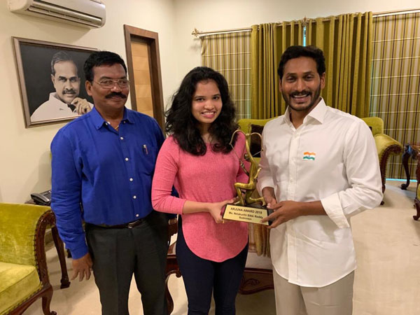 Badminton player, arjuna awardee Sikki Reddy met YS Jagan Badminton player, arjuna awardee Sikki Reddy met YS Jagan