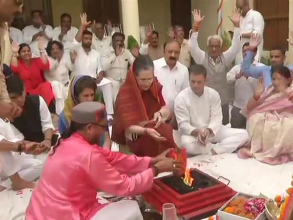 Sonia performs big Pooja accompanied by Rahul and Priyanka before filing nomination in Raebareli Sonia performs big Pooja accompanied by Rahul and Priyanka before filing nomination in Raebareli