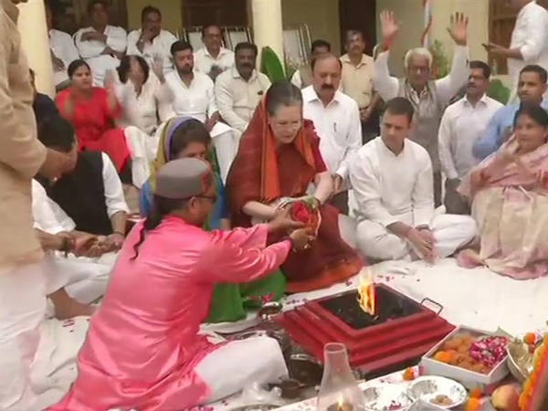 Sonia performs big Pooja accompanied by Rahul and Priyanka before filing nomination in Raebareli Sonia performs big Pooja accompanied by Rahul and Priyanka before filing nomination in Raebareli