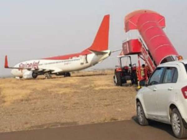 SpiceJet Plane Overshoots Runway at Shirdi Airport SpiceJet Plane Overshoots Runway at Shirdi Airport