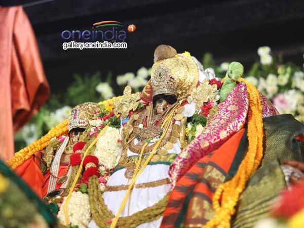 భారీగా తరలివచ్చిన భక్తులు