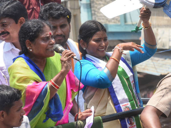 షర్మిల ప్రస్తావన రాగానే భావోద్వేగానికి గురైన విజయమ్మ