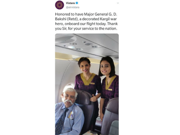 రిటైర్డ్ మేజర్ జనరల్తో సిబ్బంది ఫోటో