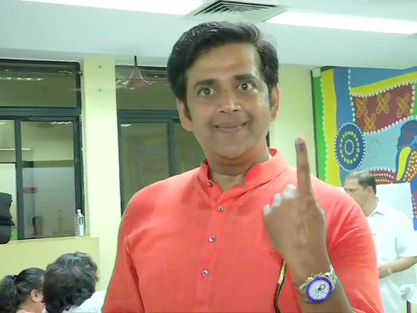 బారులు తీరిన జనం