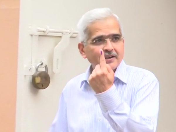 క్యూలైన్లో నిలబడ్డ ఆర్బీఐ గవర్నర్