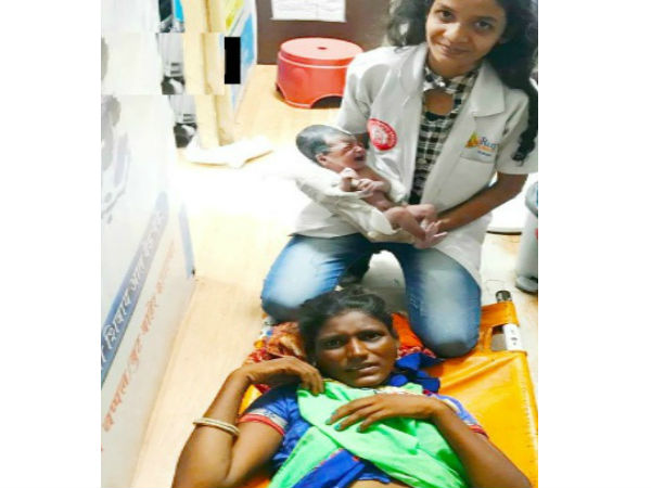 Woman Traveling to Mumbai, Gives Birth at Thane Railway Station Woman Traveling to Mumbai, Gives Birth at Thane Railway Station