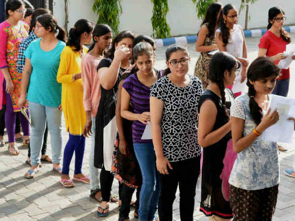 పూలు పెట్టుకోవద్దు, రింగులు ధరించొద్దు