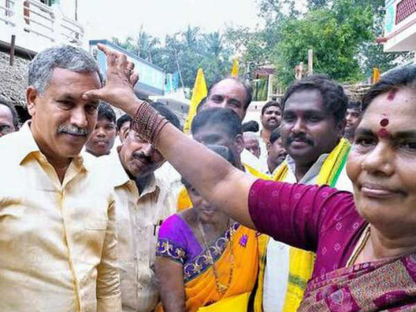 రీపోలింగ్ జరుగుతున్న ప్రాంతాల్లో పర్యటించిన పులివర్తి నానీ భార్య సుధారెడ్డి..ఈసీపై ఫైర్