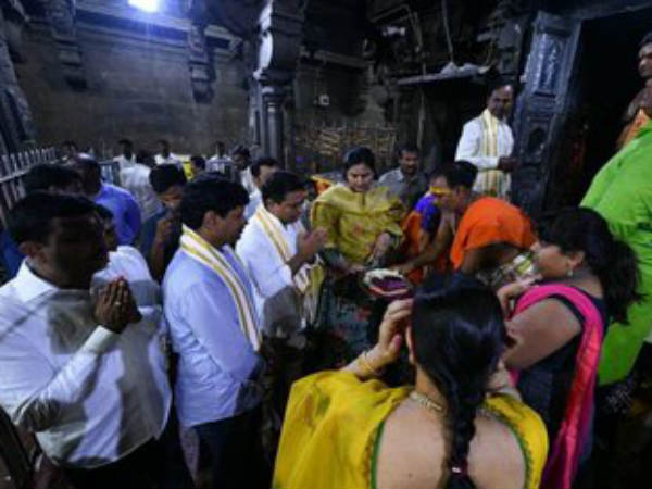 పవిత్న పుణ్యక్షేత్రాలు తిప్పుతున్న తండ్రి..! దండం పెడుతున్న కేటీఆర్..!!