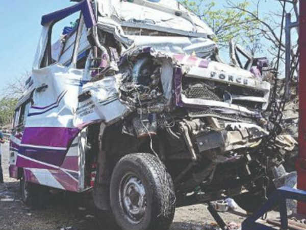 container dash mini van : 13 dead container dash mini van : 13 dead