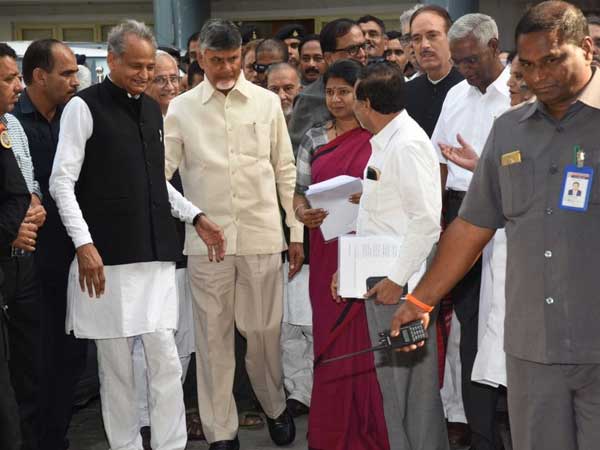 ఏపీని వదిలి ఢిల్లీలో చంద్రబాబు..