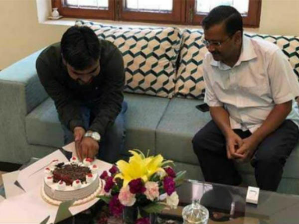 delhi cm aravind kejriwal attended party worker birthday photo viral delhi cm aravind kejriwal attended party worker birthday photo viral