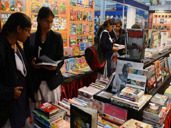 వీదేశీయుల బాషను ఆసరా చేసుకుని లక్షల మోసం